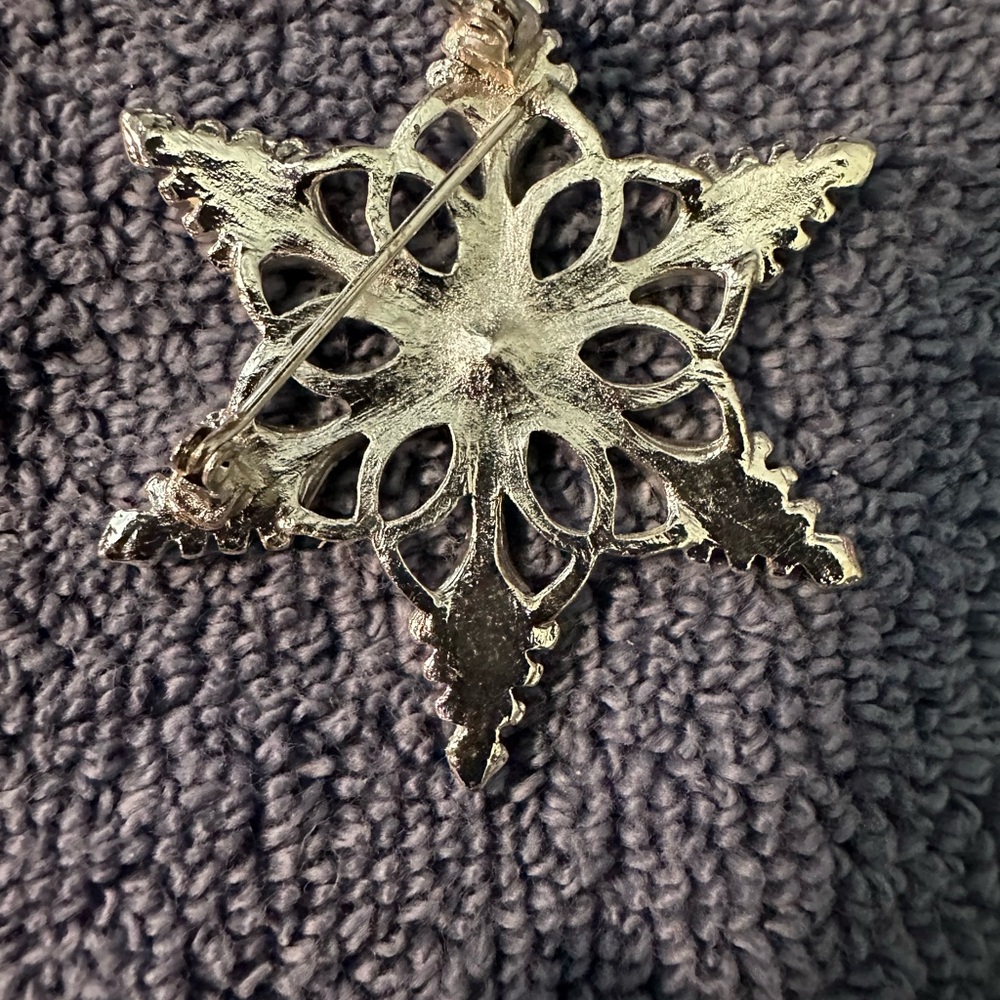 Snowflake pin - Picture 2 of 2